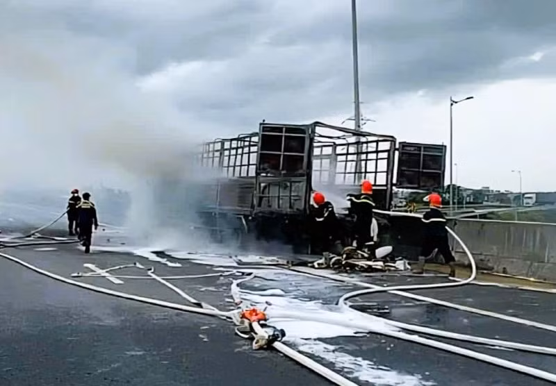 Tài xế kịp thoát thân khi xe tải bốc cháy ngùn ngụt trên cao tốc Đà Nẵng – Quảng Ngãi. Ảnh: Trường An