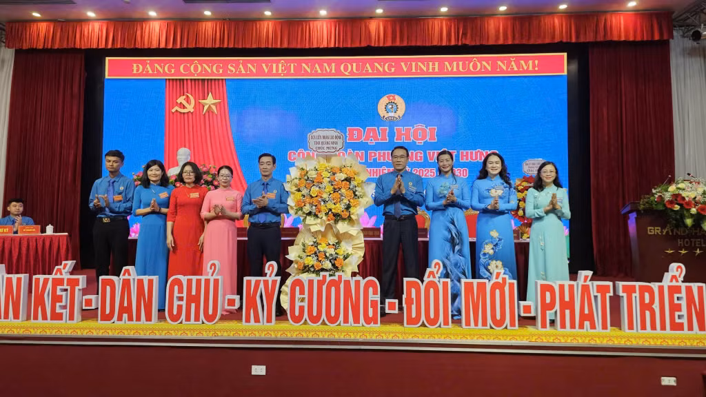 Ban Chấp hành LĐLĐ tỉnh tặng hoa chúc mừng thành công của Đại hội điểm Công đoàn phường Việt Hưng lần thứ I, nhiệm kỳ 2025-2030.