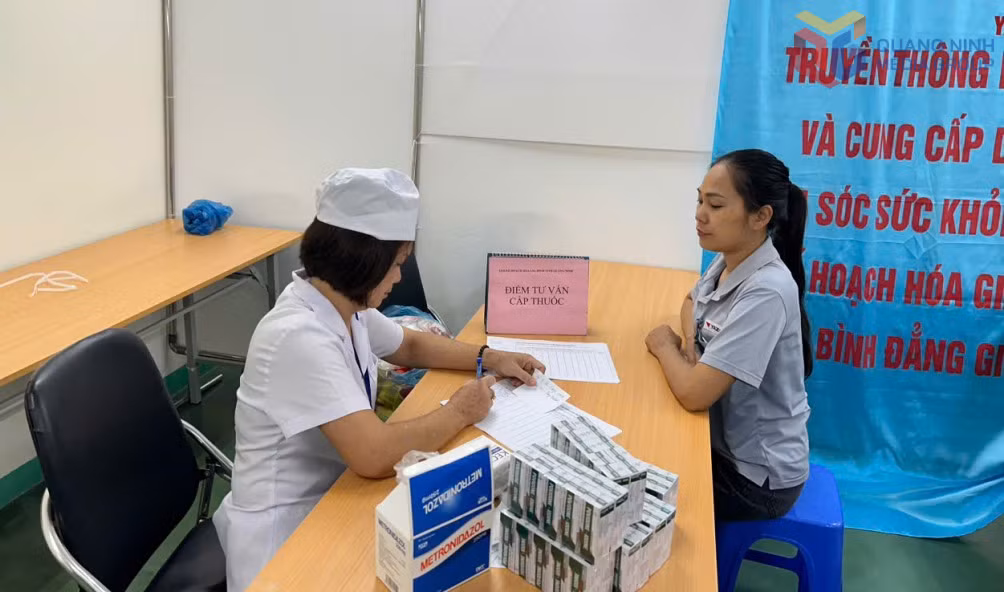 Bác sĩ Hội KHHGĐ tỉnh tư vấn sức khoẻ cho NLĐ Chi nhánh Công ty TNHH Yazaki Hải Phòng Việt Nam tại Quảng Ninh (KCN Đông Mai) tháng 10/2025.