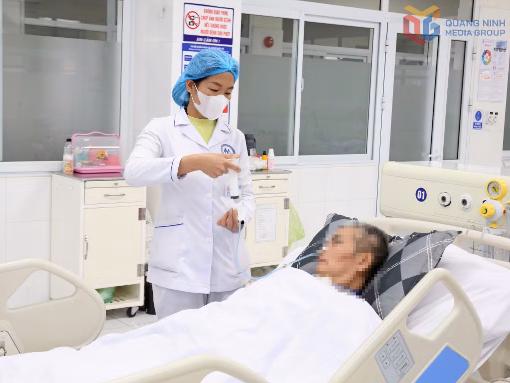 Điều dưỡng Bệnh viện Lão khoa -PHCN chăm sóc sức khỏe cho bệnh nhân.