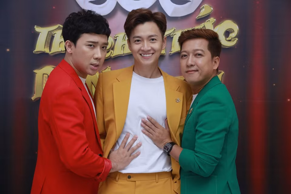 Bộ ba gồm MC Ngô Kiến Huy, giám khảo Trấn Thành và Trường Giang trong “Thách thức danh hài“. Ảnh: Nhà sản xuất