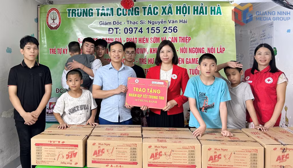 Phó Chủ tịch Hội Chữ thập đỏ tỉnh Đào Thị Hải Yến trao các phần quà của nhà tài trợ cho Trung tâm Công tác xã hội Hải Hà (phường Hạ Long).