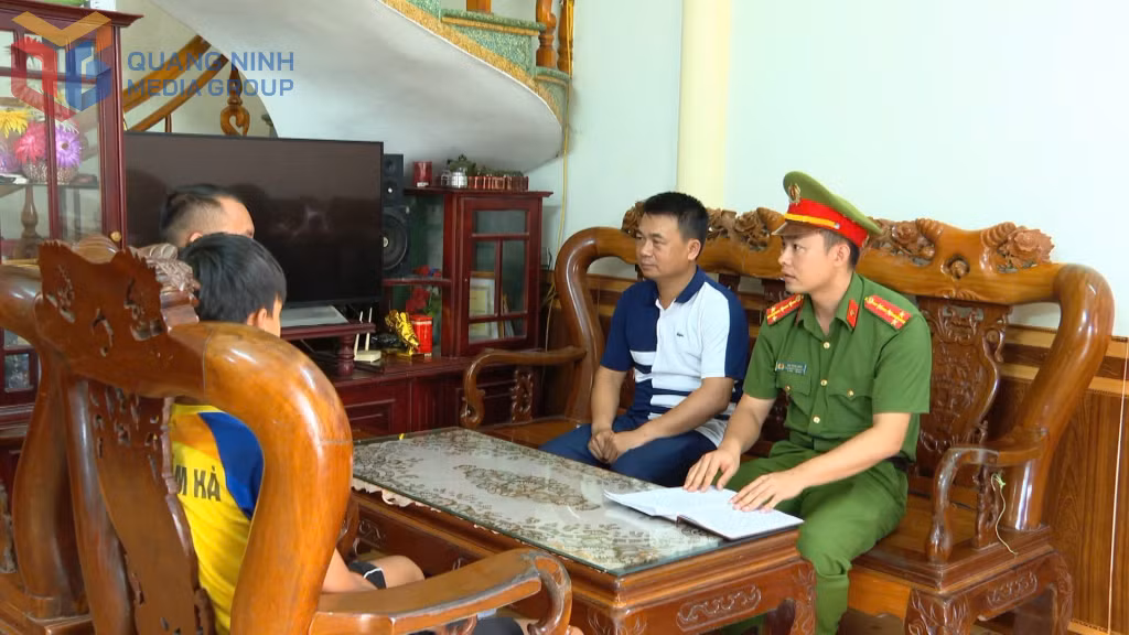 Anh Đinh Xuân Toàn (bên trái) cùng công an xã Đầm Hà tuyên truyền Luật Trật tự, ATGT cho người dân.