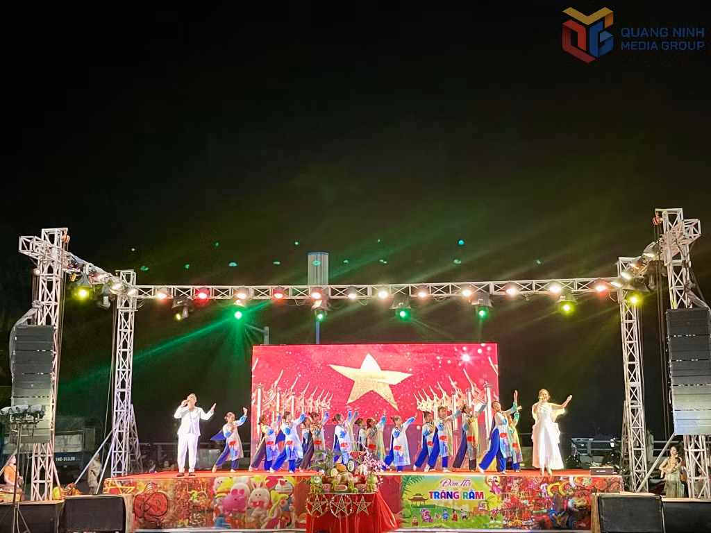 Các tiết mục nghệ thuật đặc sắc mang chủ đề Trung thu được các em thiếu nhi biểu diễn tại Đêm hội.