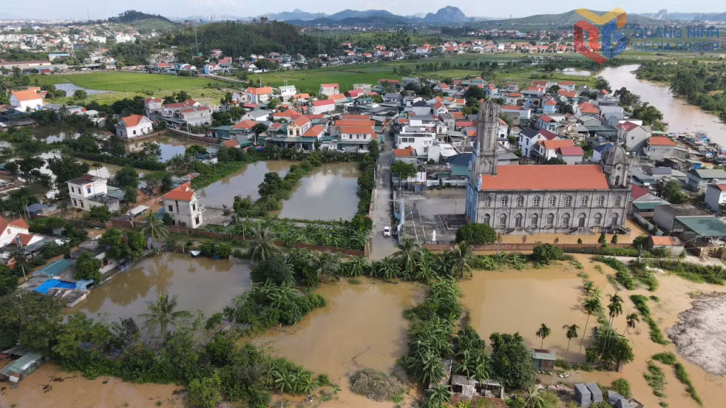 Hiện đã có trên 100 hộ dân ở các khu Bến Triều, Bình Lục Thượng, Đông Tân, La Dương (phường Đông Triều) bị ngập do thủy triều kết hợp lũ trên sông Kinh Thầy.
