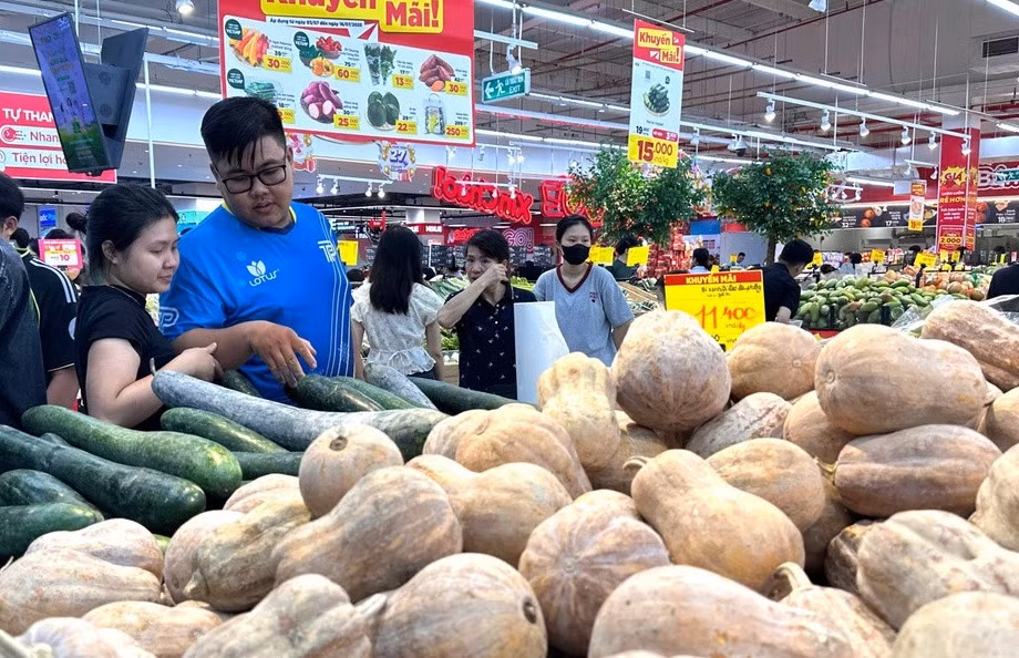 Người nộp thuế thu nhập cá nhân phấn khởi nhờ nâng mức giảm trừ gia cảnh. Ảnh: Như Ý.