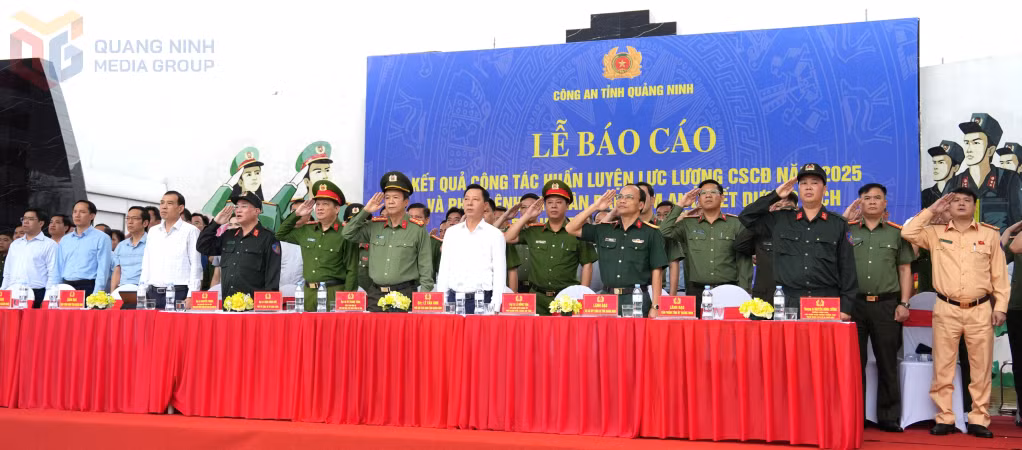 Đồng chí Lê Văn Ánh Phó Chủ tịch UBND tỉnh và các đại biểu dự lễ.