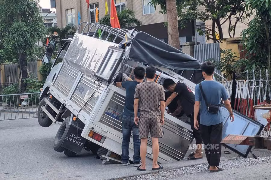 Chiếc ôtô mắc kẹt trong hố sụt lún. Ảnh: Tô Thế