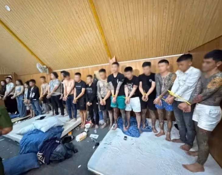 Nhóm thanh niên biến tiệc sinh nhật thành tiệc ma túy bị bắt giữ - Ảnh: Công an Măng Đen