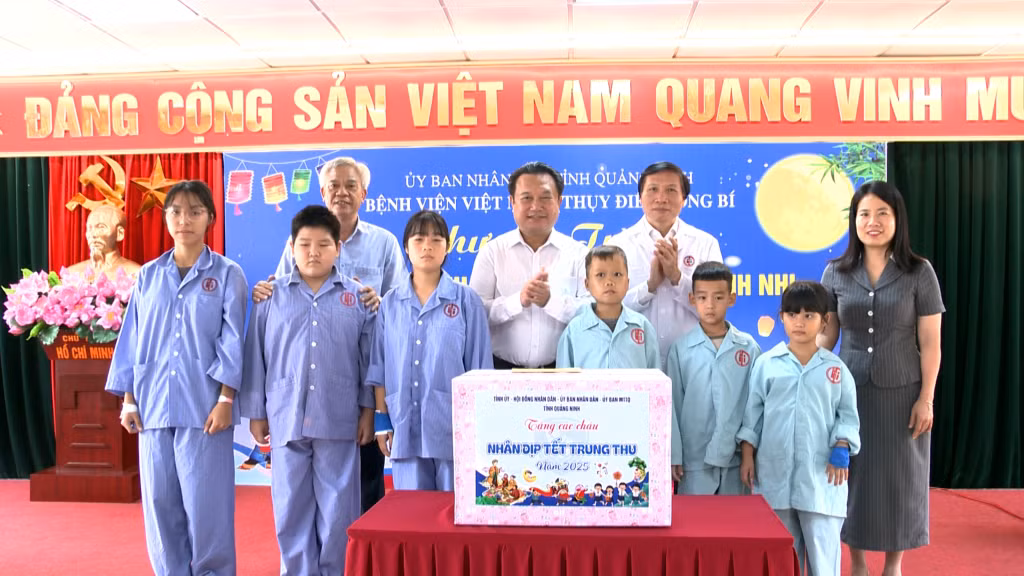 Đồng chí Nguyễn Đức Thành, Ủy viên BTV Tỉnh ủy, Phó Chủ tịch HĐND tỉnh & Đoàn công tác của tỉnh tặng quà các bệnh nhi đang nằm điều trị tại Bệnh viện Việt Nam - Thụy Điển Uông Bí.
