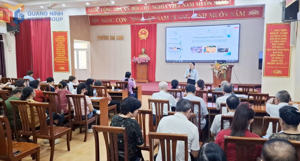 Báo cáo viên Cơ quan BHXH tỉnh truyền đạt những chính sách BHXH tự nguyện cho đại biểu là cán bộ khu phố, tổ dân, báo cáo viên trên địa bàn phường Cao Xanh tháng 10/2025.