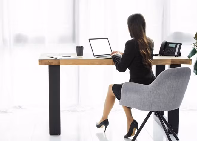 Ngồi lâu, kẻ thù thầm lặng của sức khỏe. Ảnh: Thùy Dương