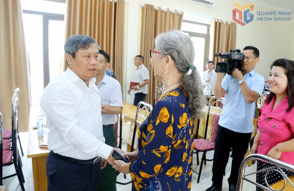 Đồng chí Bí thư Tỉnh ủy trò chuyện với đảng viên của Chi bộ khu phố 5, phường Quang Hanh.