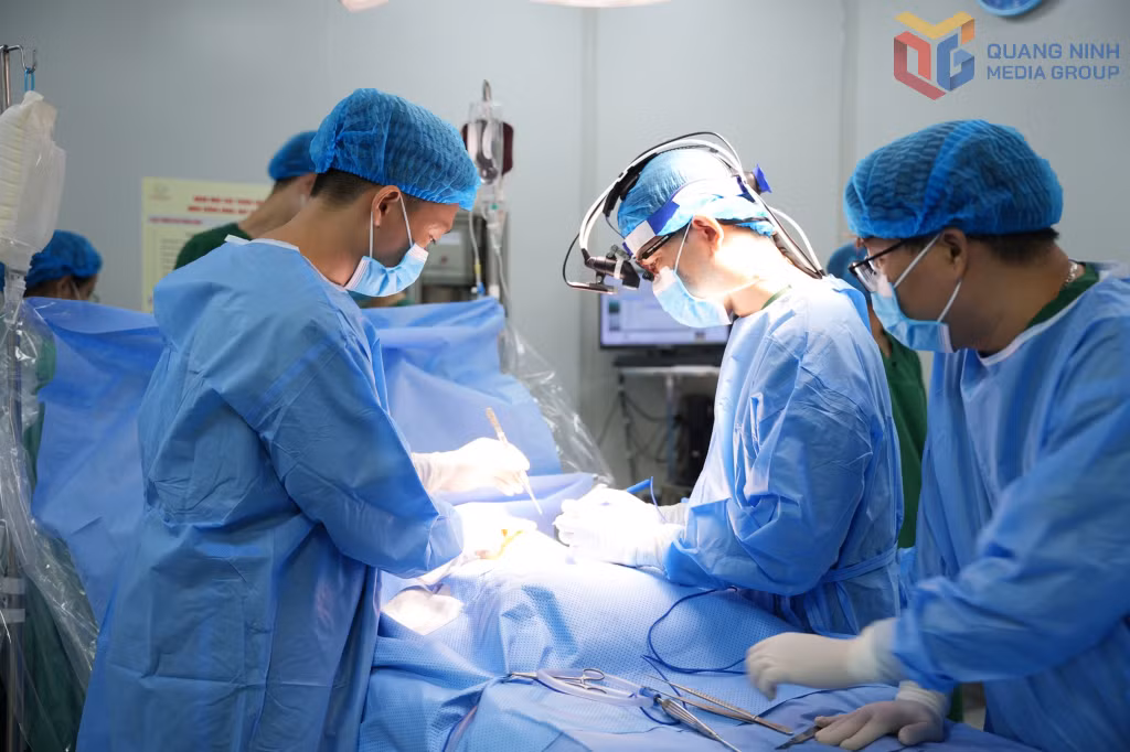 Các y, bác sĩ Bệnh viện Sản Nhi Quảng Ninh thực hiện ca mổ tim, điều trị bệnh lý tim bẩm sinh cho bệnh nhi 5 tháng tuổi.