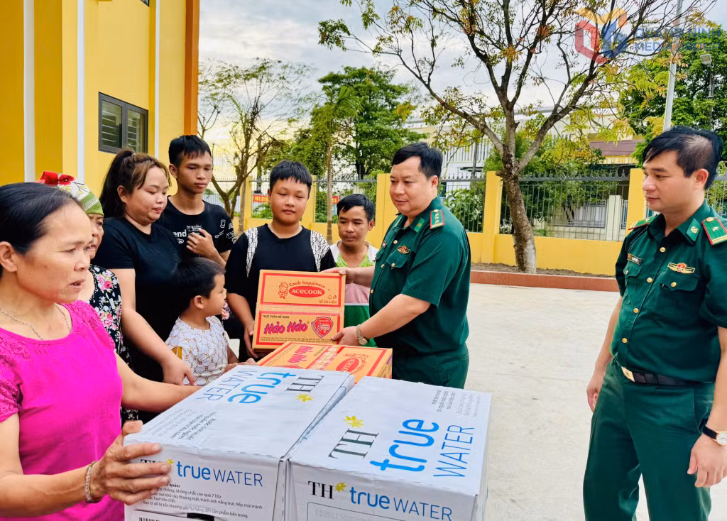 Lực lượng quân đội, biên phòng hỗ trợ bà con lương thực, thực phẩm khi sơ tán về Trường THCS Hải Xuân.