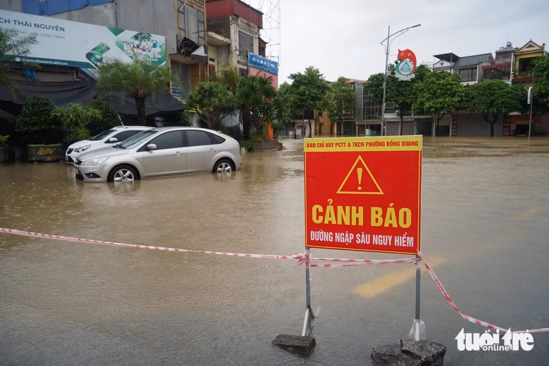Chiều 7-10 trời tiếp tục mưa, đường phố Thái Nguyên nhiều nơi vẫn mênh mông nước - Ảnh: VŨ TUẤN