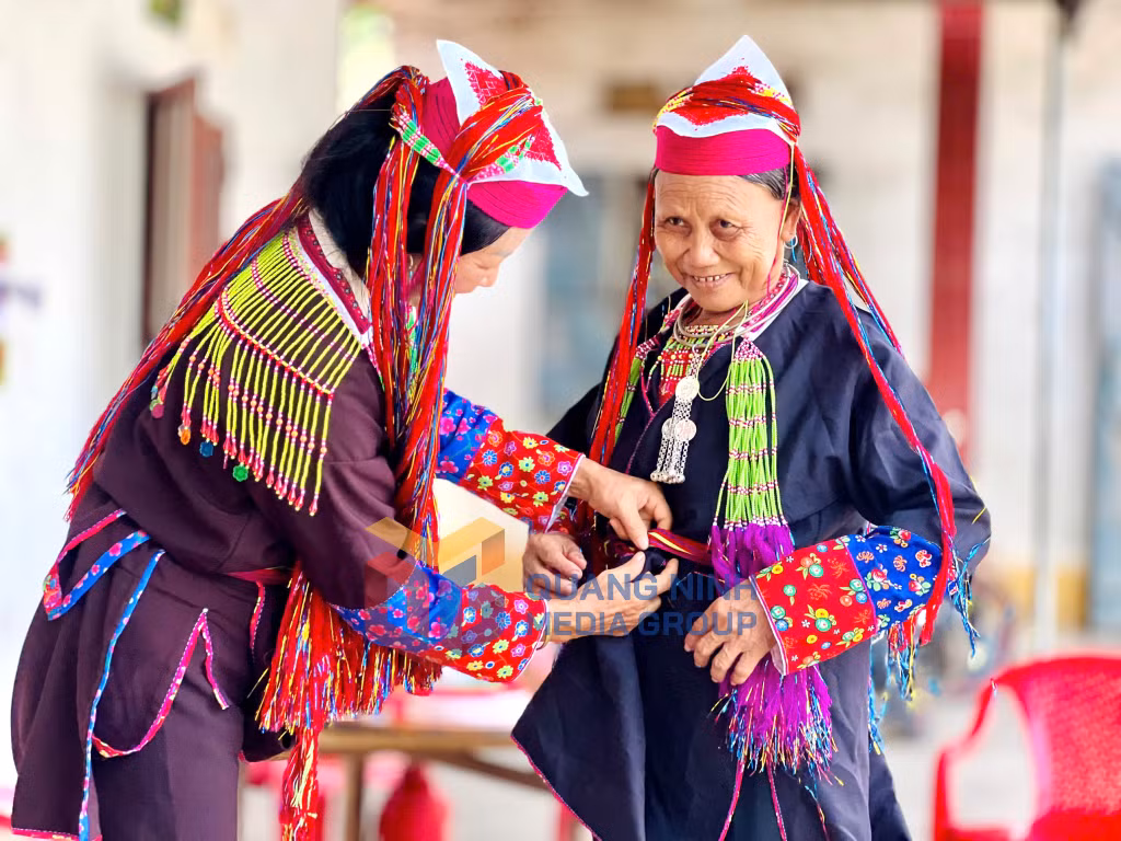 Phụ nữ Dao ở xã Điền Xá. Ảnh: Hoàng Giang