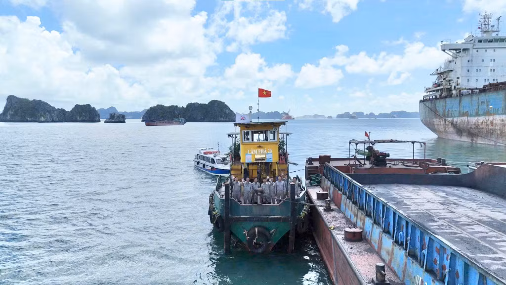 Các thuyền viên, thủy thủ tàu Cẩm Phả 20 chuẩn bị rời cảng, nhận nhiệm vụ mới trên hải trình vận chuyển than. Giữa mênh mông sóng gió, họ vẫn vững vàng tay lái, đưa những con tàu chở than đầy ắp rời bến, mang nguồn năng lượng từ vùng mỏ Cẩm Phả tỏa đi khắp mọi miền đất nước.
