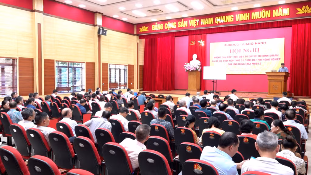 UBND phường Quang Hanh phối hợp với Thuế cơ sở 3 tổ chức Hội nghị hướng dẫn nộp thuế điện tử đối với cá nhân, hộ kinh doanh và hộ gia đình nộp thuế sử dụng đất phi nông nghiệp thông qua ứng dụng eTax Mobile. Ảnh do đơn vị cung cấp