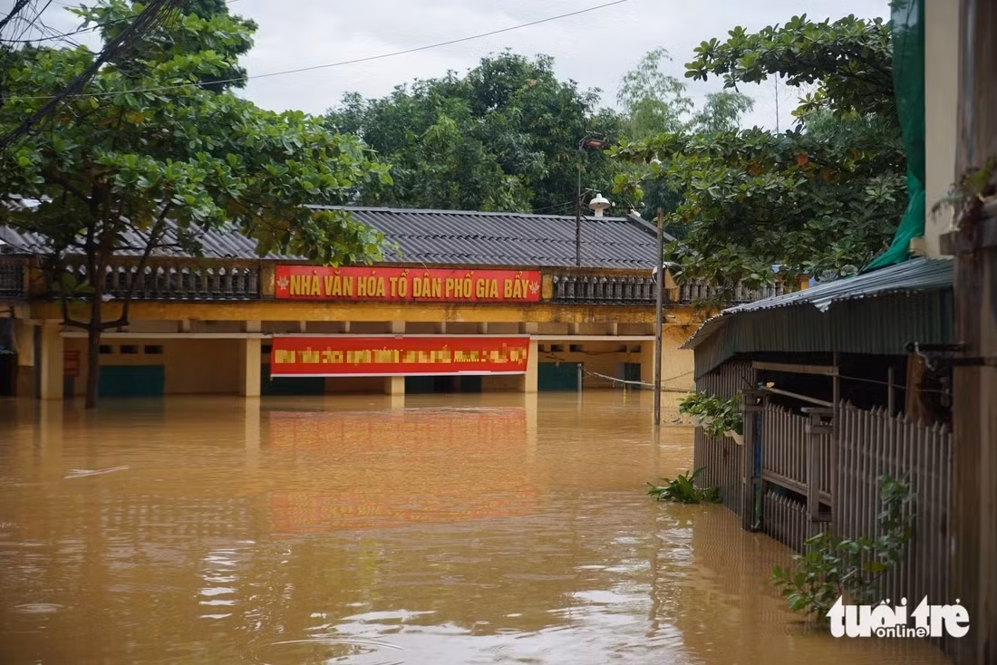 Nước ngập sâu cả mét khu vực Nhà văn hóa tổ dân phố - Ảnh: VŨ TUẤN