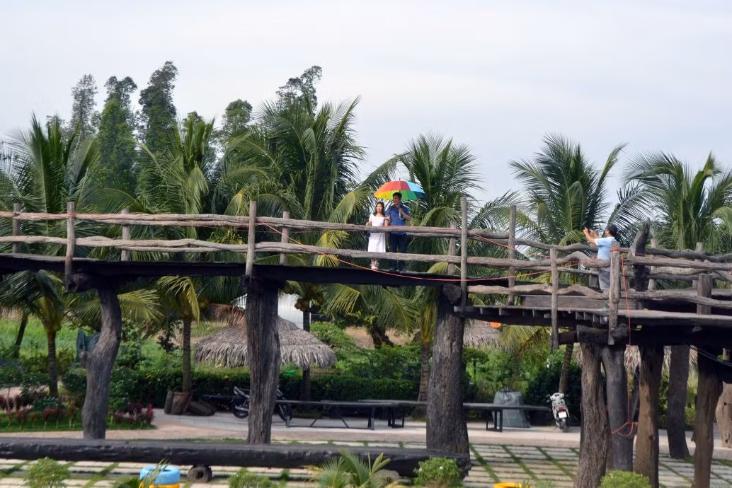 Gỗ được thiết kế toàn bộ những nhịp cầu trải rộng toàn khu du lịch trên Cồn Én. Ảnh: Thanh Mai
