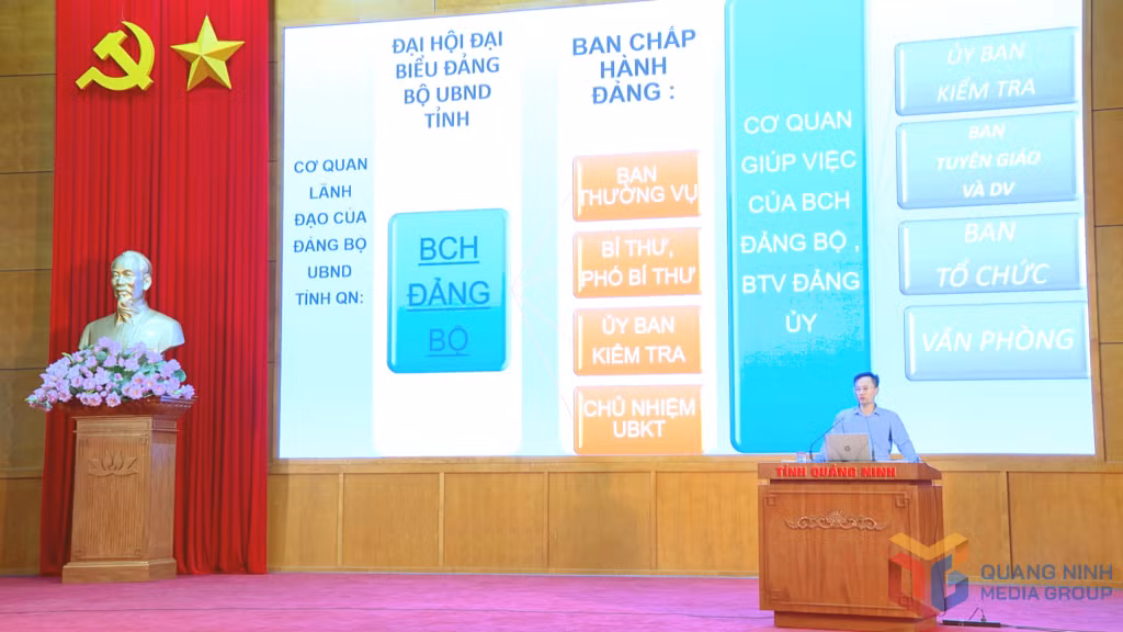 Lãnh đạo Ban tổ chức Đảng ủy UBND tỉnh trình bày nội dung tuấn huấn về công tác tổ chức xây dựng Đảng.