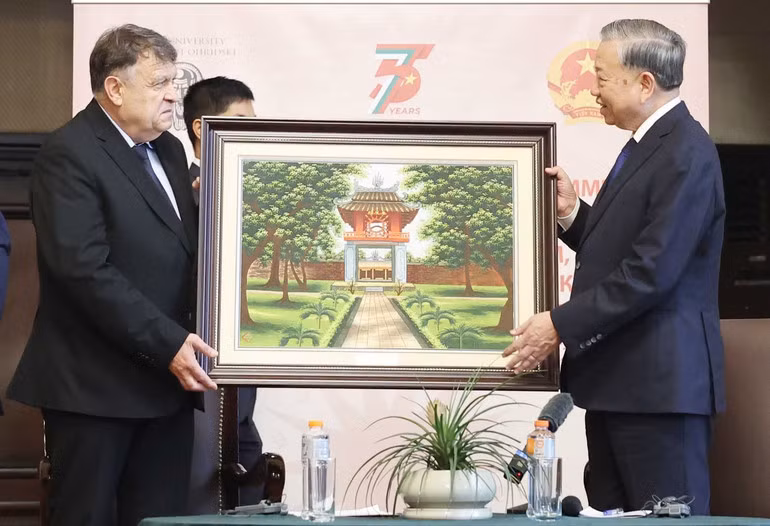 Tổng Bí thư tặng Hiệu trưởng Đại học Sofia Georgi Valchev bức tranh lưu niệm. (Ảnh: Thống Nhất/TTXVN)