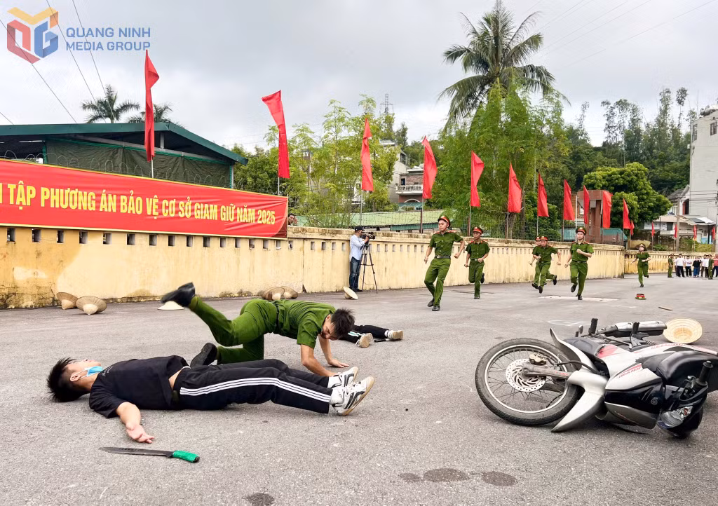 Lực lượng công an tiến hành khống chế các đối tượng.