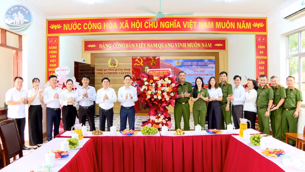 Ban Thường vụ Đảng uỷ phường Cẩm Phả chúc mừng Công an phường nhân kỷ niệm 80 năm Ngày truyền thống Công an nhân dân và 20 năm Ngày hội Toàn dân bảo vệ an ninh Tổ quốc