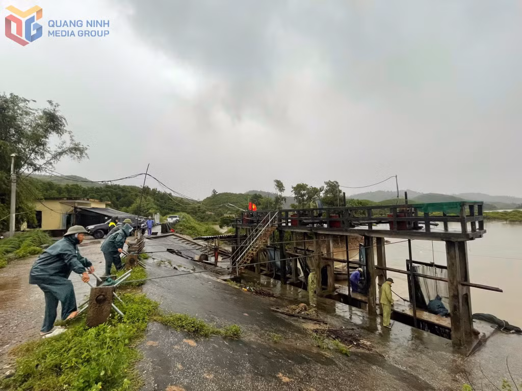 Xã Hải Lạng thực hiện việc đóng, mở cống thoát nước tại khu vực cống Cái Đản, thôn Bình Minh để đảm bảo việc tiêu thoát nước.