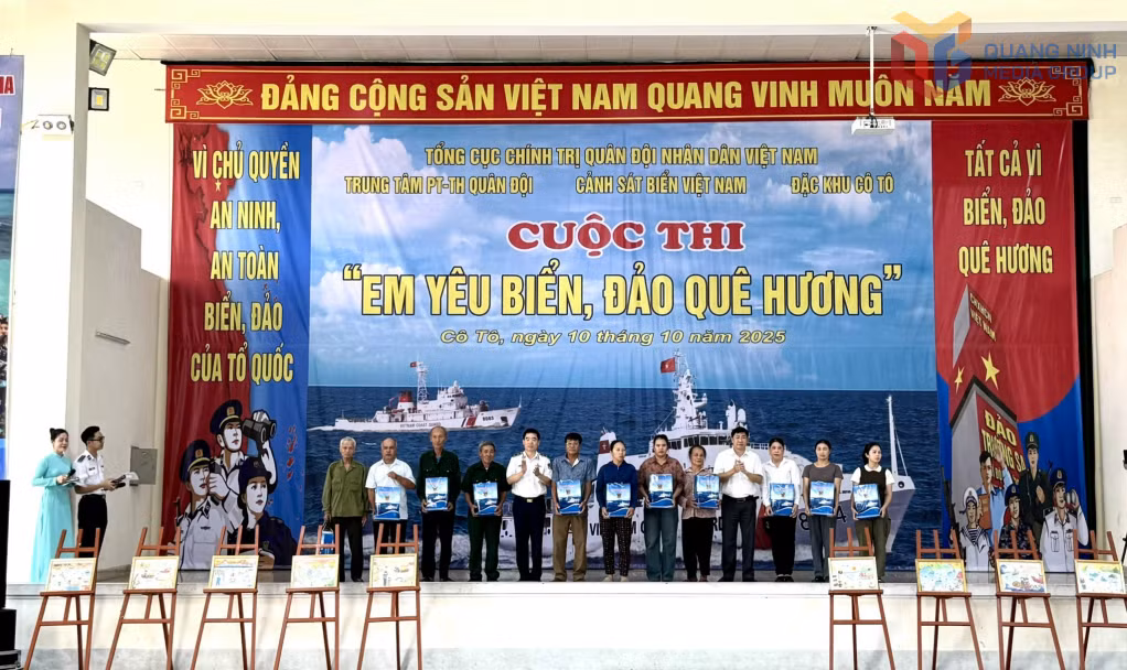 Đoàn công tác tặng quà cho gia đình có hoàn cảnh khó khăn.
