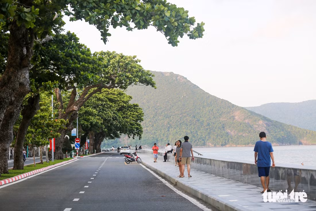 Tuyến đường ven biển rộng rãi, thoáng mát nối liền các khu du lịch Côn Đảo
