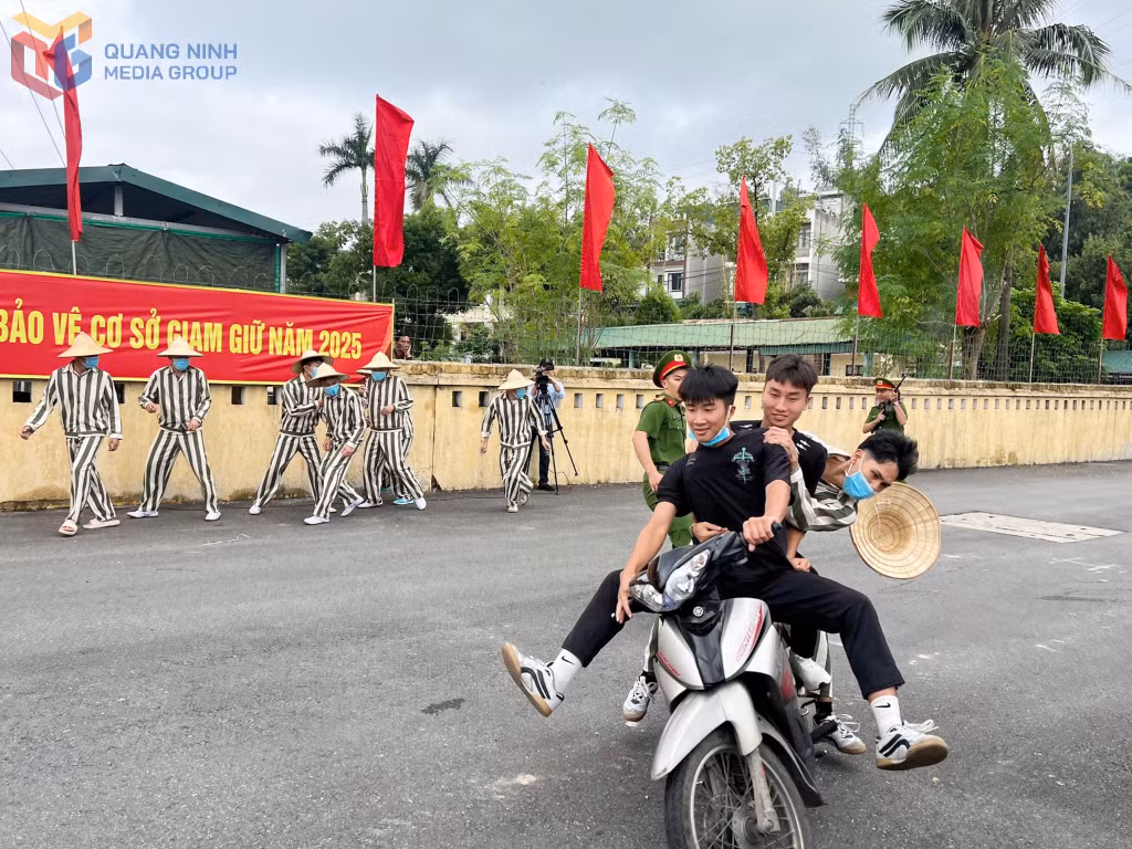 Theo phương án, phạm nhân đang trên đường đi lao động thì một nhóm đối tượng đến giải cứu.