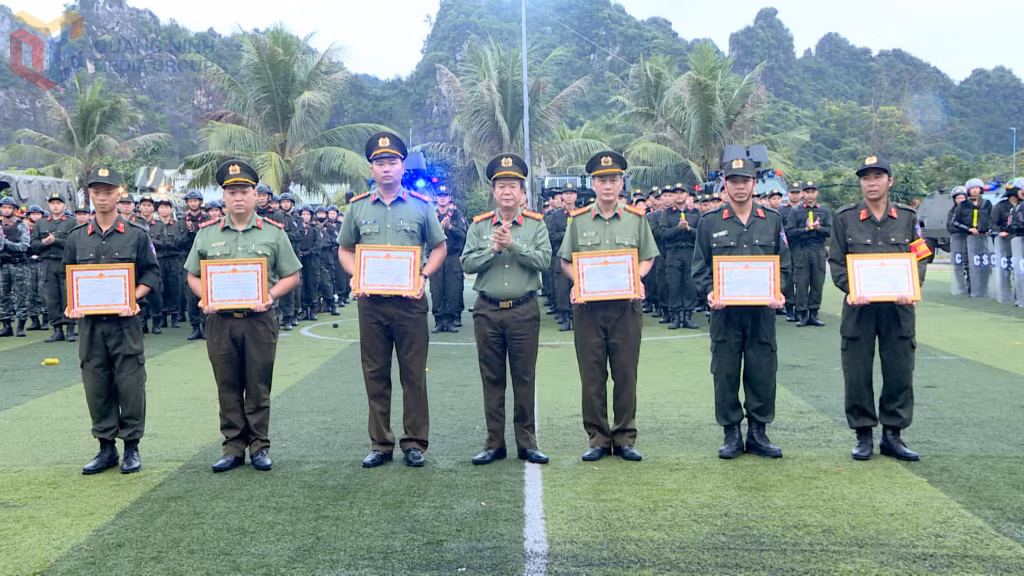 Đại tá Vũ Thanh Tùng Phó Giám đốc phụ trách Công an tỉnh trao giấy khen cho các tập thể có thành tích xuất sắc trong công tác huấn luyện.