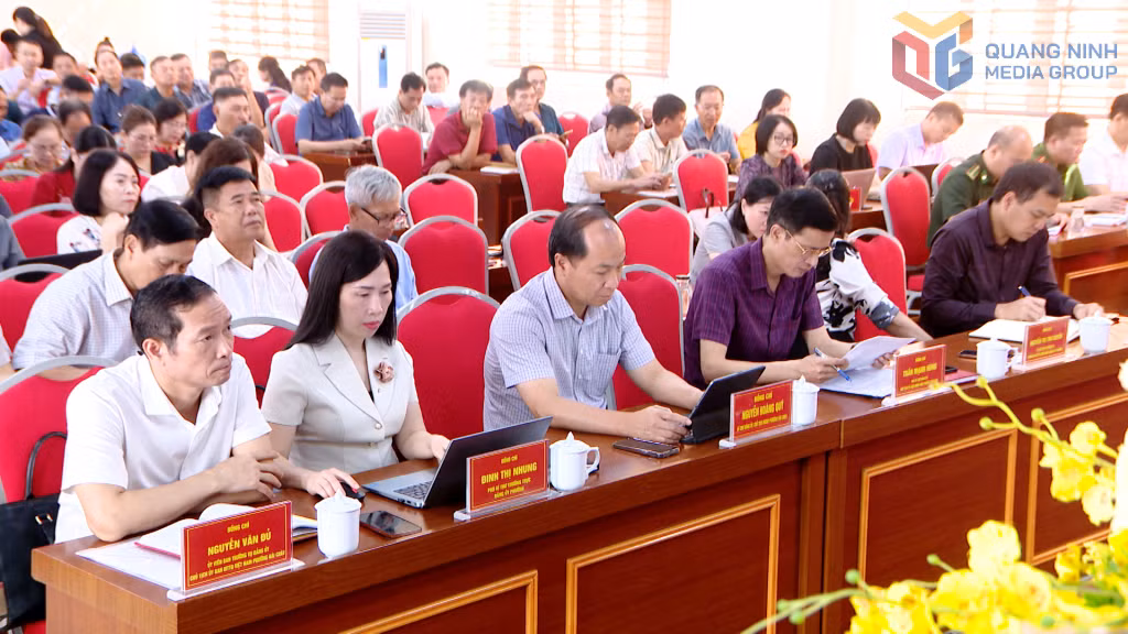 Các cán bộ, đảng viên phường Bãi Cháy nghe quán triệt Nghị quyết và Chương trình hành động thực hiện Nghị quyết Đại hội đại biểu Đảng bộ tỉnh Quảng Ninh lần thứ XVI qua truyền hình trực tuyến. 
