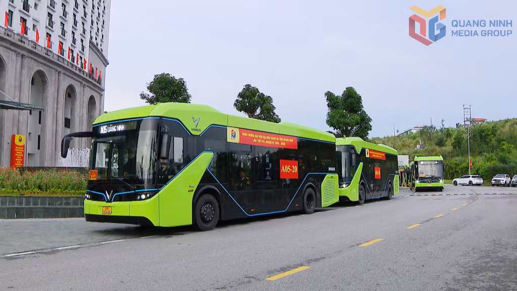 Xe buýt điện đưa đón đại biểu dự Đại hội đại biểu Đảng bộ tỉnh lần thứ XVI.