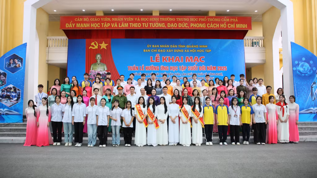 Các đại biểu, thầy cô giáo và các em học sinh chụp ảnh lưu niệm tại Lễ khai mạc Tuần lễ hưởng ứng học tập suốt đời năm 2025.