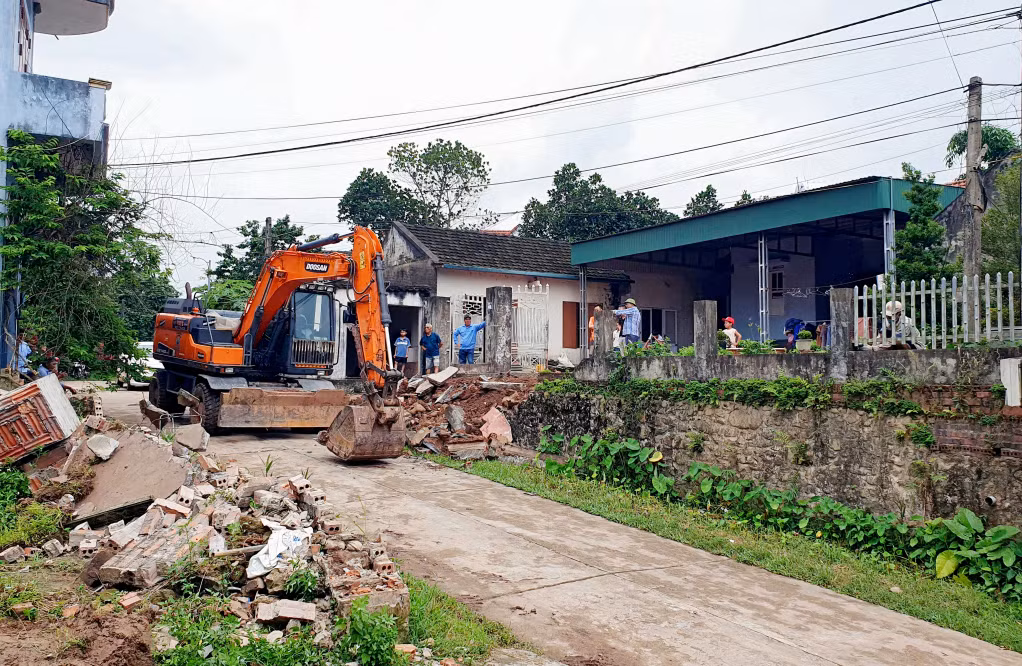 Nhiều hộ dân xã Đường Hoa (huyện Hải Hà) tự nguyện hiến đất, tài sản trên đất làm đường giao thông.