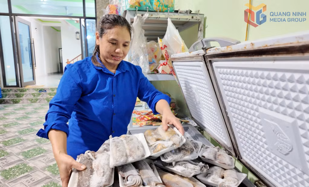 Chị Nguyễn Thị Út, ở thôn Hồng Hải (Đặc khu Cô Tô) trở thành hộ cung cấp thủy hải sản của Cô Tô cho khách du lịch.