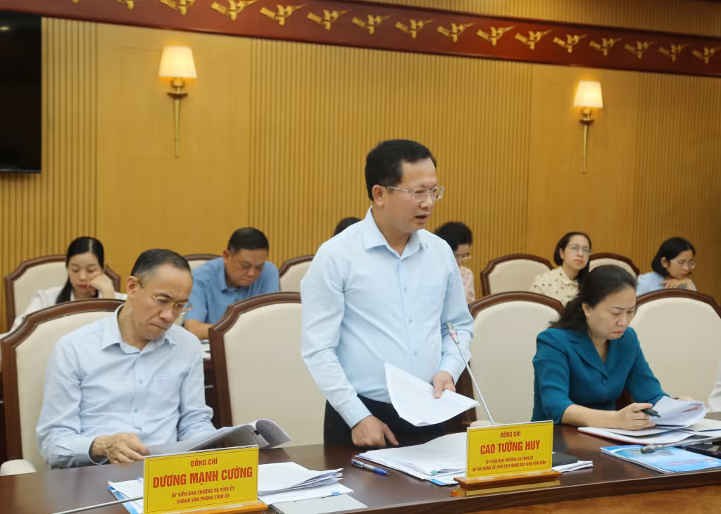 Đồng chí Cao Tường Huy, Bí thư Đảng ủy Đặc khu Vân Đồn, phát biểu tại hội nghị.