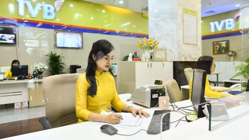 Quầy giao dịch khách hàng tại chi nhánh Ngân hàng IVBBank. (Ảnh: THẾ ĐẠI)