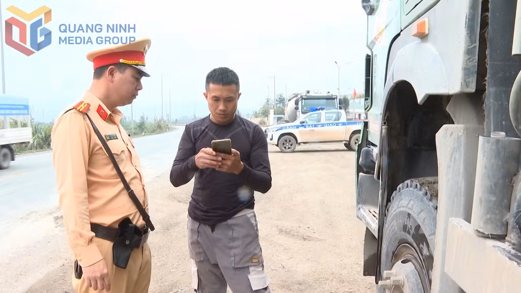 Lực lượng CSGT kiểm tra hành chính lái xe lưu thông trên Quốc lộ 279.