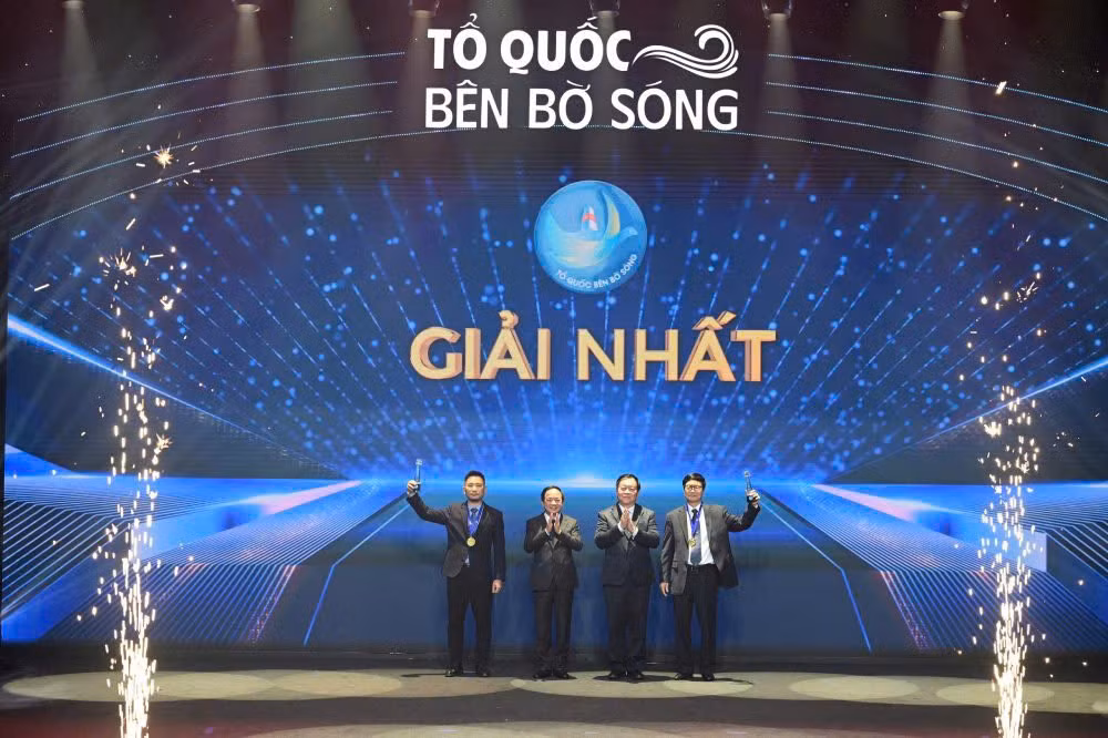  Tác giả Nguyễn Việt Hoàng Long (trái) được trao giải nhất. Nguồn ảnh: BTC.