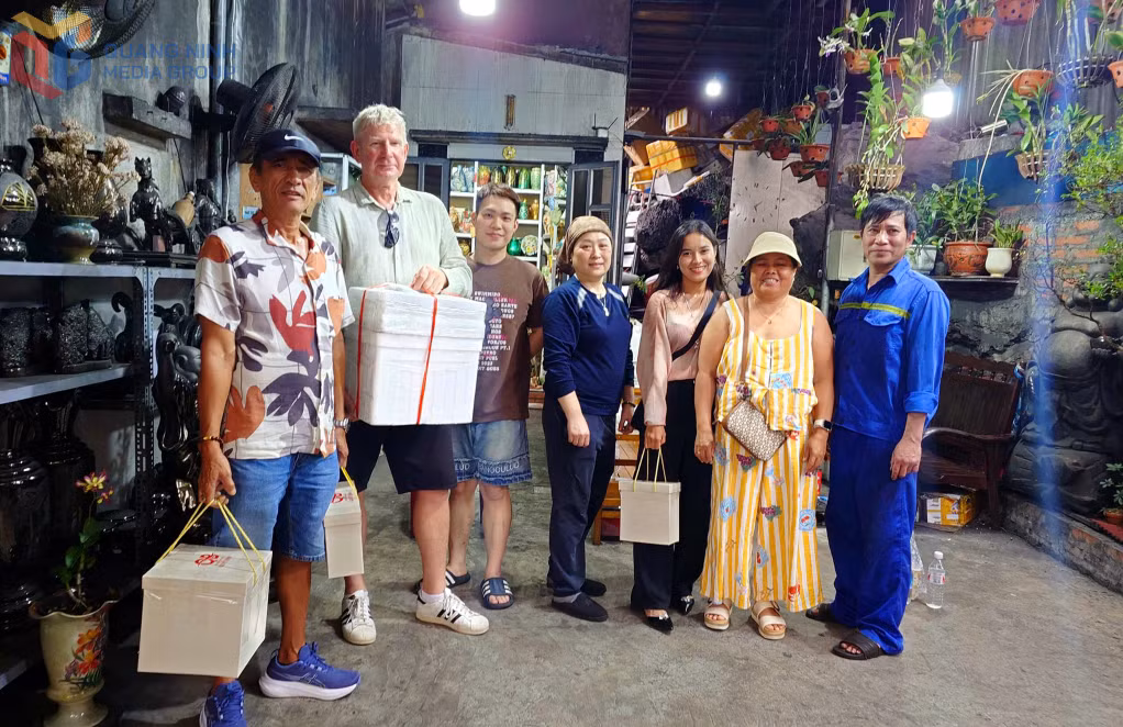 Nhiều quầy bán các sản phẩm mỹ nghệ phục vụ du lịch trên vịnh và các điểm tham quan thiếu vắng nhiều món quà thủ công mỹ nghệ, đặc trưng Vùng Mỏ.