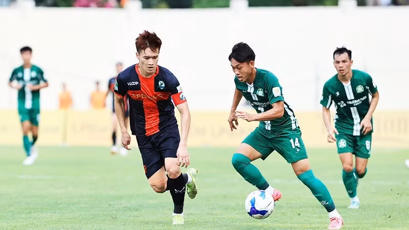 Ninh Bình FC (trái) cùng PVF-CAND hứa hẹn mang tới nhiều bất ngờ thú vị cho V.League 2025-2026. (Ảnh: VPF)