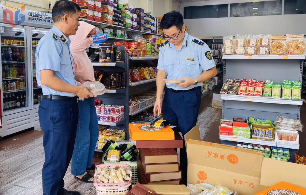 Đội QLTT số 1 kiểm tra, phát hiện trường hợp kinh doanh bánh Trung thu không rõ nguồn gốc xuất xứ trên địa bàn phường Móng Cái 2.