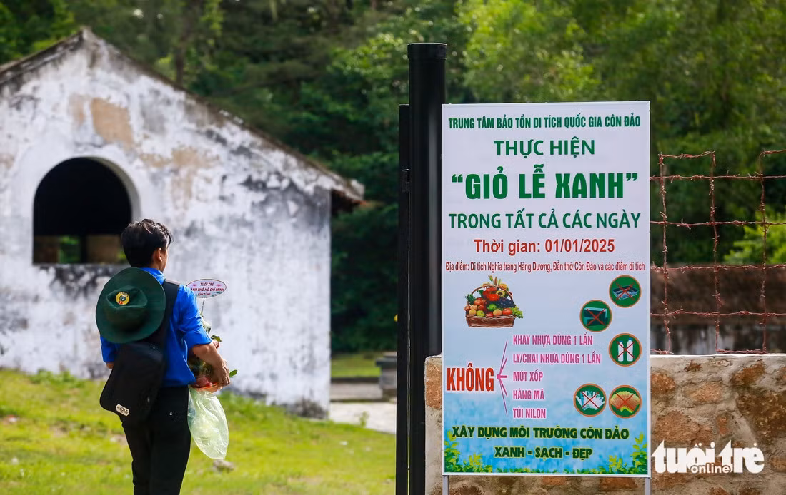 Chính quyền Côn Đảo khuyến khích người dân và du khách dùng giỏ lễ xanh, hạn chế túi ni lông khi đi cúng bái tại các di tích