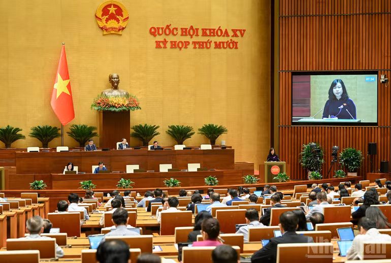 Quang cảnh phiên họp sáng 23/10. (Ảnh: DUY LINH)