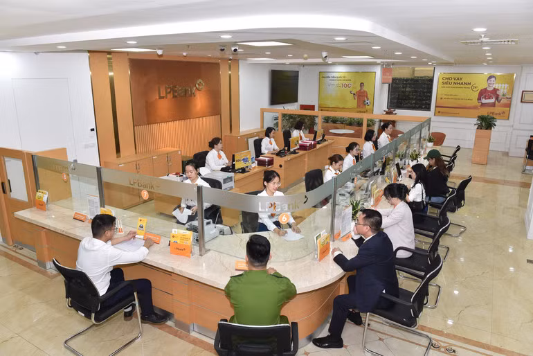 Khách hàng giao dịch tại chi nhánh Ngân hàng LPBank. (Ảnh: THẾ ĐẠI)