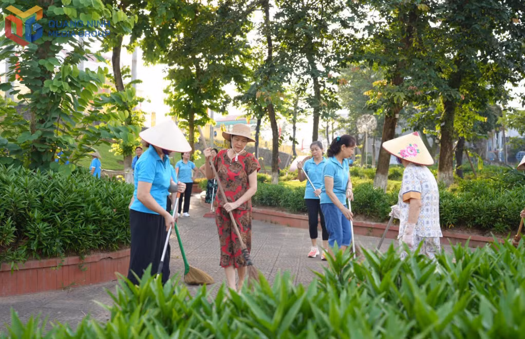 Hội viên, phụ nữ xã Tiên Yên tham gia dọn vệ sinh Ngày Chủ nhật xanh. Ảnh: Hội LHPN xã Tiên Yên cung cấp